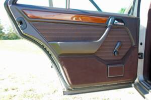 Image 17/34 of Mercedes-Benz 230 E (1992)