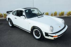 Bild 9/29 von Porsche 911 Carrera 3.2 (1989)