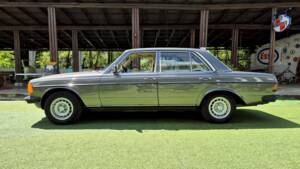 Image 3/71 of Mercedes-Benz 240 D (1980)