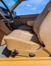 Image 26/42 of Mercedes-Benz 300 CE (1988)
