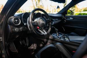 Image 7/24 de Alfa Romeo Giulia Quadrifoglio (2018)