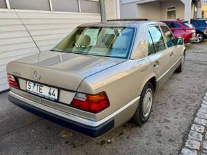 Afbeelding 6/14 van Mercedes-Benz 200 E (1989)