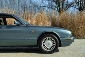 Image 10/50 de Jaguar XJ 8 Executive (1997)