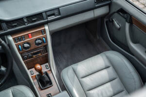 Image 31/66 of Mercedes-Benz 200 TE (1989)