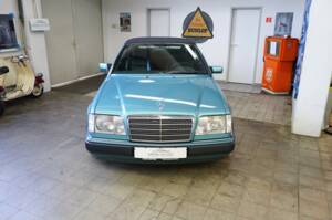 Afbeelding 6/50 van Mercedes-Benz 300 CE-24 (1993)