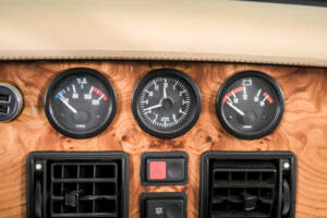 Image 24/50 of MG RV8 (1994)