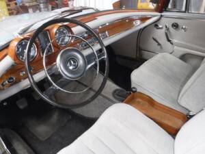 Image 30/50 de Mercedes-Benz 220 SE b (1963)