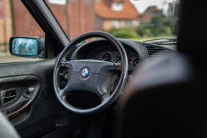Immagine 27/44 di BMW 328i Touring (1997)
