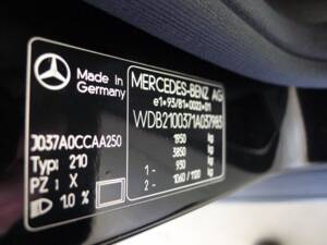 Image 3/33 of Mercedes-Benz E 230 (1995)