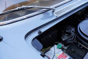 Image 14/50 de Ferrari 330 GT 2+2 (1965)