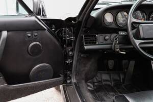Image 63/108 de Porsche 911 Carrera 3.2 (1989)