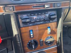 Image 30/35 de Mercedes-Benz 280 SL (1982)