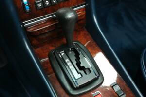 Image 17/30 of Mercedes-Benz 380 SL (1985)
