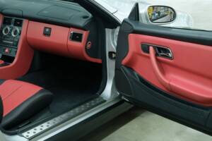 Immagine 23/50 di Mercedes-Benz SLK 230 Kompressor (1996)