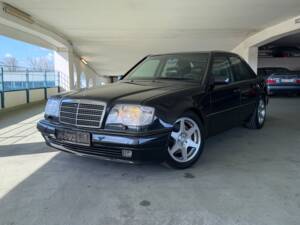 Image 3/25 of Mercedes-Benz E 500 Limited (1994)