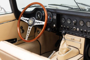 Image 14/35 de Jaguar E-Type (1968)