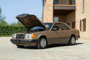 Image 42/46 de Mercedes-Benz 300 CE (1988)