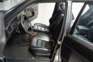 Image 9/23 de Mercedes-Benz 190 E 2.5-16 (1989)