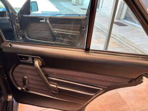 Bild 34/37 von Mercedes-Benz 190 E 2.0 (1991)