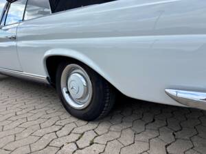 Image 15/33 of Mercedes-Benz 250 SE (1966)