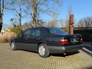 Bild 5/17 von Mercedes-Benz E 200 (1994)