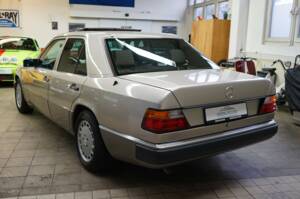 Bild 11/33 von Mercedes-Benz 230 E (1990)