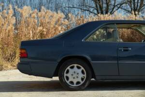 Afbeelding 10/50 van Mercedes-Benz 200 CE (1992)