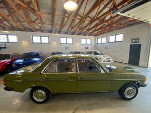 Immagine 6/91 di Mercedes-Benz 240 D (1981)