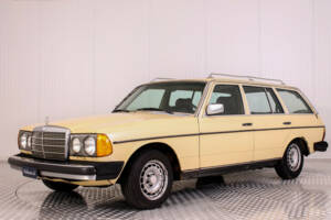 Image 1/33 of Mercedes-Benz 300 TD (1979)