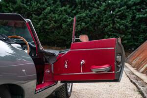 Image 23/34 de Jaguar E-Type (1968)