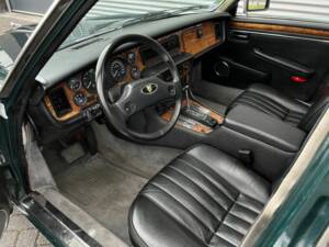 Image 5/6 of Jaguar XJ 12 (1991)