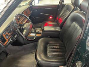 Image 12/18 of Jaguar XJ12 6.0 (1993)