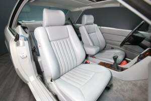 Afbeelding 30/50 van Mercedes-Benz 230 CE (1988)