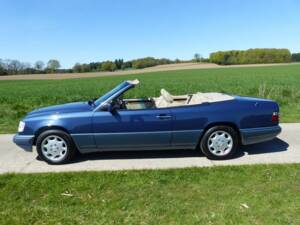 Mercedes-Benz E 220 Cabriolet (C 124) nachtblau 1994