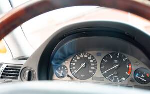 Image 40/55 of BMW 740i (1997)