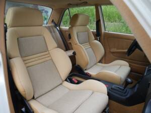 Immagine 28/50 di Mercedes-Benz 230 E (1900)