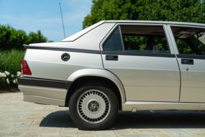 Obraz 19/50 pojazdu Alfa Romeo 75 2.0 Twin Spark (1989)