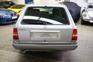Image 8/36 de Mercedes-Benz E 220 T (1993)