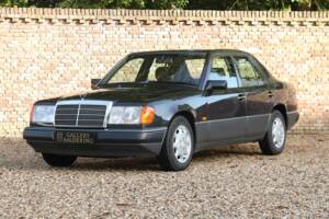 Image 13/50 of Mercedes-Benz 200 E (1992)