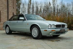 Image 2/50 de Jaguar XJ 8 Sovereign (1997)