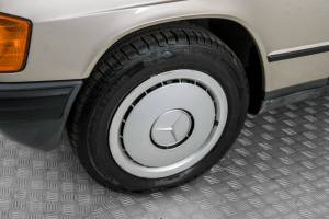 Image 24/50 of Mercedes-Benz 190 D (1986)