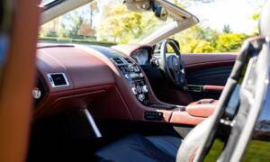 Image 12/39 of Aston Martin DBS Volante (2011)