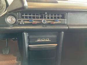 Image 19/21 of Mercedes-Benz 200 (1972)