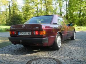 Image 21/137 of Mercedes-Benz 190 E 1.8 Avantgarde &quot;Rosso&quot; (1992)