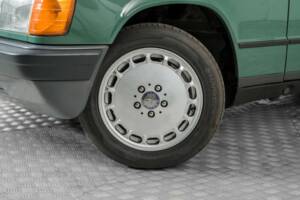Obraz 4/50 pojazdu Mercedes-Benz 190 D 2.5 (1986)