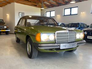 Immagine 3/91 di Mercedes-Benz 240 D (1981)