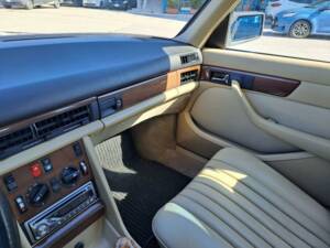 Image 36/50 of Mercedes-Benz 300 SE (1990)