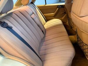 Afbeelding 12/33 van Mercedes-Benz 230 E (1985)