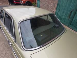 Image 35/73 of Mercedes-Benz 230 E (1985)