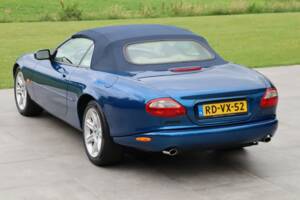 Image 2/50 de Jaguar XK8 4.0 (1997)